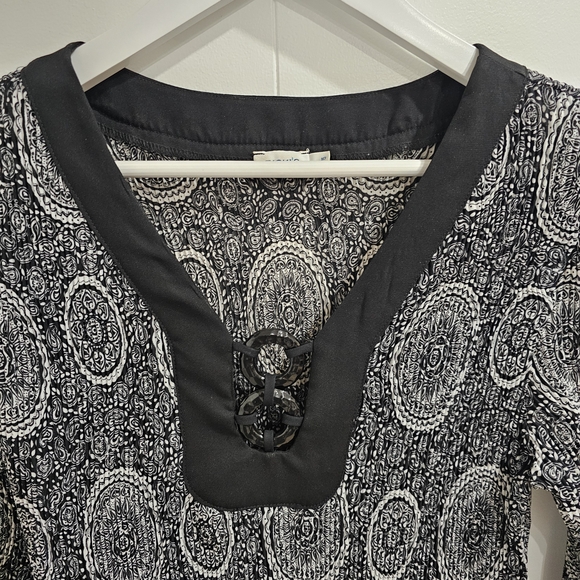 Ricky’s Black & White Medallion Boho Blouse V-Neck Bell Sleeve Size 10 - Picture 3 of 11